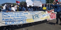 Mahasiswa menuntut pembatalan pengesahan UU KPK yang dianggap melemahkan tugas dan fungsi KPK sebagai lembaga anti korupsi (Foto: VOA/Petrus Riski).