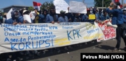 Mahasiswa menuntut pembatalan pengesahan UU KPK yang dianggap melemahkan tugas dan fungsi KPK sebagai lembaga anti korupsi (Foto: VOA/Petrus Riski).