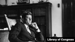 Džon Kenedi u svojoj kancelariji dok je služio kao senator, avgust 1959.