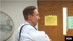 杨秀珠的律师柯自明在等候室（Vlad Kuzmin）(美国之音方冰拍摄)