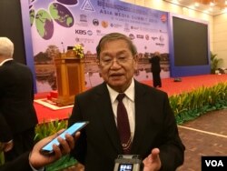 Cambodia’s minister of information Khieu Kanharith talks to VOA Khmer at the end of the 16th Asia Media Summit in Siem Reap, Cambodia. (Sophat Soeung/VOA Khmer)