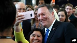 Zaposlena u Stejt departmentu snima "selfi" sa novim državnim sekretarom Majkom Pompeom