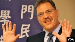 胡佛研究所的戴德蒙教授（美国之音国符拍摄）