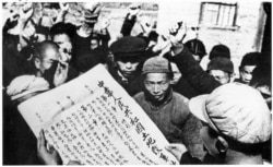 一人向群众宣读《中华人民共和国土地改革法》