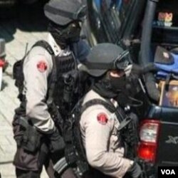 Anggota Densus 88 dalam salah satu latihan operasi penyergapan (foto: dok).