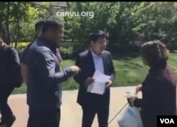 北京人权律师李和平的妻子王峭岭4月28日与公安、律师激辩(网络视频图片)