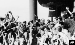 1966年8月,毛泽东和周恩来接见北京等地的红卫兵
