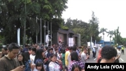 Antusias warga Jakarta menyambut kedatangan mantan Presiden AS Barack Obama di Bandara Halim Perdana Kusuma Jakarta Jum'at (30/6).