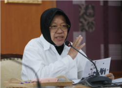 Menteri Sosial Tri Rismaharini menunjukkan hasil geo-tagging rumah ASN penerima Bansos, dalam tangkapan layar. (Foto: VOA/Nurhadi)