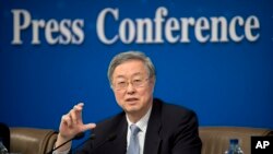 在中国人大开会期间，中国人民银行行长周小川在记者会上讲话（2017年3月10日）