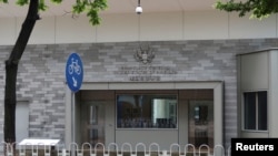 美国驻广州领事馆大门（路透社）