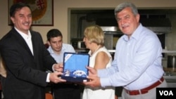 "საბაჰის" ცნობით, IBSU სამეთვალყურეო საბჭოს თავმჯდომარე ადემ ონალზე (მარცხნივ) ძებნაა გამოცხადებული