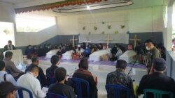 Prosesi ibadah pemakaman untuk empat warga yang dibunuh kelompok MIT di Balai Desa Kalemago, Kecamatan Lore Timur, Kabupaten Poso, Sulawesi Tengah. Rabu, 12 Mei 2021. (Foto: Yoanes Litha)