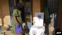 Une femme rend hommage à un militaire burkinabè tué lors d'une attaque le 2 mars 2018 contre l'état-major de l'armée à Ouagadougou. (Photo AFP/7 mars 2018)