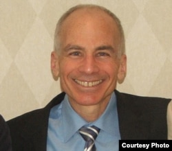 乔治城大学卫生健康法教授劳伦斯•戈斯廷(Lawrence Gostin)