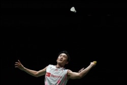 Kento Momota bersiap mengembalikan kok ke arah pebulu tangkis Denmark, Viktor Axelsen dalam laga final tunggal putra di turnamen Malaysia Terbuka di Kuala Lumpur, 12 Januari 2020. (Foto: AFP)