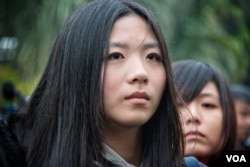 台湾记者在祭奠现场表情严肃。（美国之音记者方正拍摄）​