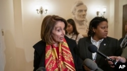 众议院议长佩洛西在正式宣布在政府开门前推迟总统国情咨文演说后在国会山回答记者提问。（2019年1月23日）