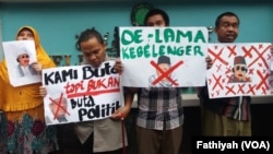 Penyandang disabilitas dari Persatuan Aksi Sosial Tuna Netra Indonesia (PASTI) berunjuk rasa di luar kantor MUI di kawasan Proklamasi, Menteng, Jakarta Pusat. (Foto dok: VOA/Fathiyah)