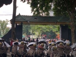 Barisan polisi saat menghalau lemparan batu dari para pedemo penolakan UU Cipta Kerja di depan gedung DPRD Sumut, Kota Medan, Kamis 8 Oktober 2020. (VOA/Anugrah Andriansyah)