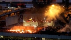 香港抗议者和警方星期天（11月17日）在理工大学外爆发激烈冲突。