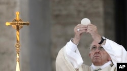 Le pape François au cours d’une célébration eucharistique à la basilique Sainte Marie Majeure à Rome, 18 juin 2017.