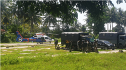 Personel Brimob Polda Sulteng bersiap menaiki helikopter untuk penyisiran pencarian kelompok teroris pegunungan. Sabtu (31/7/2021). (Foto: VOA/Yoanes Litha)