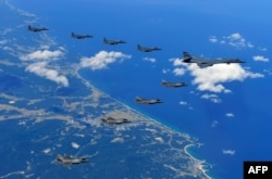 美韩空军在韩国上空举行联合军演。（韩国国防部提供 2017年9月18日）