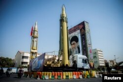 Arhiva - Na ekranu se vide rakete i portret iranskog glavnog vođe ajatolaja Ali Hamneija, na Baharestan trgu u Teheranu, Iran, 27 septembra 2017.A display featuring missiles and a portrait of Iran's Supreme Leader Ayatollah Ali Khamenei is seen at Baharestan Square in Tehran, Iran, Sept. 27, 2017.
