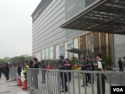 饭店前警卫森严（美国之音赵婉成拍摄）