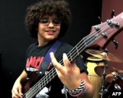 摇滚教室贝斯手布兰登. 米哈瑞斯