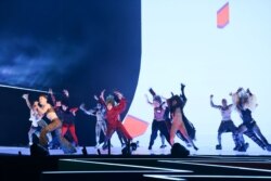 Olly Alexander tampil di atas panggung di BRIT Awards di O2 Arena di London, Inggris 11 Mei 2021. (Foto: © John Marshall via REUTERS)