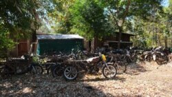 ម៉ូតូចាស់រាប់រយគ្រឿងដែលបានរឹបអូសពីជនល្មើសត្រូវបានគរទុកនៅក្នុងទីស្នាក់ការណាមរាម នៃដែនជម្រកសត្វព្រៃស្រែពក ស្រុកកោះញែក ខេត្តមណ្ឌលគិរី កាលពីថ្ងៃទី១៦ មករា ឆ្នាំ២០២១។ (ទុំ ម្លិះ/វីអូអេ)