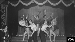 吉米·博尔戈斯（Jimmy “Jay” Borges，左）与托尼·翁（译音， Tony Wing）等在紫禁城夜总会表演 (Courtesy DeepFocus Productions, Inc.).