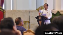Presiden Joko Widodo meresmikan Palapa Ring “Tol Langit” guna mengatasi ketimpangan jaringan internet selama ini, utamanya di wilayah timur Indonesia, Senin 14/10. (Setpres RI)