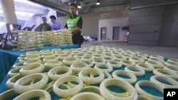 Produk-produk kerajinan berasal dari gading gajah yang berhasil disita di bandara Hongkong (foto: dok).