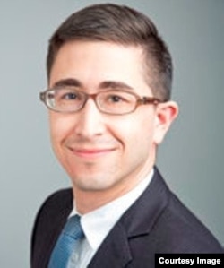 “美国民权联盟”生育自由计划的资深专职律师安德鲁·贝克