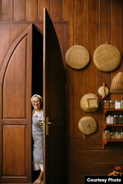 អ្នកស្រី រស់ រតនៈ ដែល​ត្រូវ​បានគេ​ស្គាល់​ថា​ជា ចុងភៅ ណាក់ ​គឺ​ជា​ស្ថាបនិក​និង​នាយក​ប្រតិបត្តិ​នៃ​ក្រុមហ៊ុន រតនៈ ដែល​មាន​ភោជនីយដ្ឋាន​លក្ខណៈ​គ្រួសារ​បែប​ទំនើប​មួយ​ឈ្មោះ​ថា «ម្ហូប»។ (រូបថតផ្តល់ឲ្យដោយអ្នកស្រី រស់ រតនៈ)