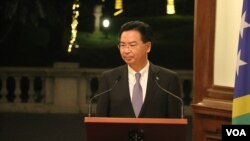 台湾外交部长吴钊燮2019年9月9日在台北宾馆与所罗门群岛外长出席一场记者会。（美国之音林枫拍摄）