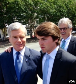 美国维吉尼亚州前州长麦克唐纳(左一)（美国之音 杨晨拍摄）