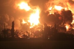 Asap membubung dari kilang minyak Pertamina di Balongan, Indramayu, Jawa Barat, Senin, 29 Maret 2021. (Foto: Dedhez Anggara/Antara Foto via Reuters)