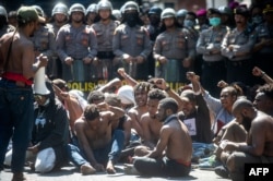Para mahasiswa dari Provinsi Papua saat berunjuk rasa di Surabaya, 1 Juli 2019. (Foto: AFP)