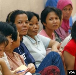 TKI di Malaysia yang mengalami penyiksaan oleh majikannya berkumpul di shelter kedutaan Indonesia di Kuala Lumpur (foto dok. tahun 2009).