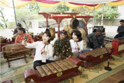 Wisatawan berkesempatan terlibat dalam kegiatan budaya warga, meski kini terhenti akibat pandemi. (Foto: Courtesy/Pokdarwis Nglanggeran)