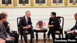 Menlu Indonesia Retno Marsudi (kanan) mengadakan pertemuan dengan Menteri Pertahanan AS Jim Mattis di Jakarta, Senin 22/1 (Foto courtesy: Kemlu RI).