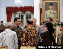 Presiden Jokowi bersalaman dan beramah tamah dengan seluruh menteri