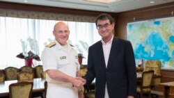 日本防卫大臣河野太郎2019年9月24日在东京会见到访的美国海军作战部长吉尔代上将（美国海军照片）