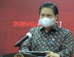 Menko Perekonomian Airlangga Hartarto mengatakan WNA yang mempunyai KITAS dan KITAP bisa divaksinasi COVID-19 lewat mekanisme vaksin gotong royong (biro Setpres)