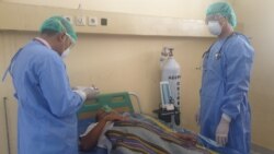 Dokter dan perawat melakukan observasi terhadap pasien dalam kegiatan simulasi penanganan pasien diduga terinfeksi virus corona di Anutapura Palu, 4 Maret 2020. (Foto: VOA/Yoanes Litha)