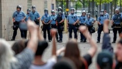 Demonstranti i policijski kordon ispred Treće policijske stanice u Mineapolisu.